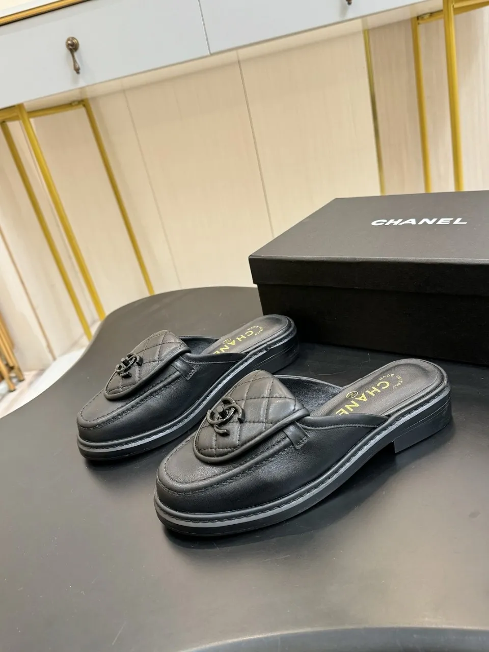 👟👟Ex-factory price 560👟👟 🔥🔥🔥Xiaoxiang official website synchronizes the high version of CHANEL 2025 Chanel top buckle exposed heel shoes, a must-have hot style for early spring, the goddess series, with the elegant and ladylike temperament of the fragrance family, super durable, irresistible, and exciting... ▪️The upper is imported sheepskin ▪️Inside imported sheep lining (same as the original) ▪️Original model opening, genuine leather outsole🇮🇹 ▪️Standard code 35- 41 42 Customized, non-returnable